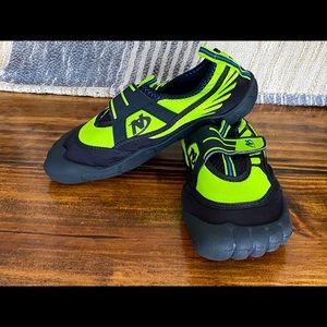 Big kids Nerf water shoes size 2-3 (Large)
